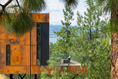 Ejemplo de fachada de casa naranja minimalista con tejado plano