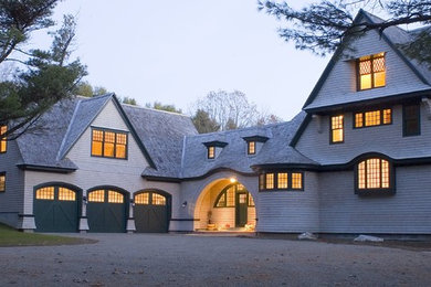 Foto de fachada de casa blanca clásica renovada grande de dos plantas con revestimiento de madera, tejado a dos aguas y tejado de teja de madera