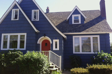 Diseño de fachada azul tradicional de tamaño medio de dos plantas con revestimiento de vinilo y tejado a dos aguas