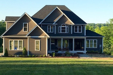 Diseño de fachada de casa gris clásica grande de dos plantas con revestimiento de madera, tejado a dos aguas y tejado de teja de madera