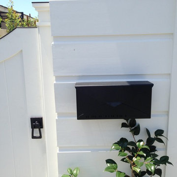 HouseArt Modern #10 Mailbox with Black Tapered Ring Latch on the Side Gate