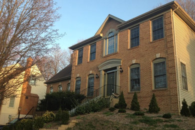 ワシントンD.C.にある高級なトラディショナルスタイルのおしゃれな家の外観 (レンガサイディング) の写真