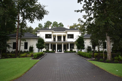 Exemple d'une façade de maison blanche tendance à un étage.