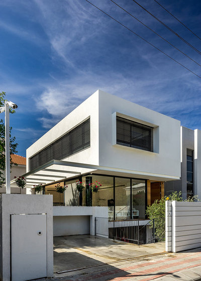 Modern Exterior by Daniel Arev Architecture Studio