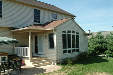 Diseño de fachada de casa blanca tradicional de tamaño medio de dos plantas con revestimiento de madera, tejado a dos aguas y tejado de teja de madera