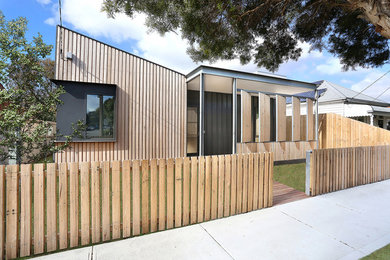 Diseño de fachada de casa marrón moderna de tamaño medio de una planta con revestimiento de madera, tejado plano y tejado de metal