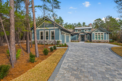 Diseño de fachada de casa azul de estilo americano de tamaño medio de una planta con revestimientos combinados, tejado a dos aguas y tejado de teja de madera
