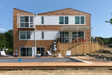 Идея дизайна: трехэтажный, деревянный, разноцветный частный загородный дом среднего размера в стиле модернизм с двускатной крышей и крышей из гибкой черепицы
