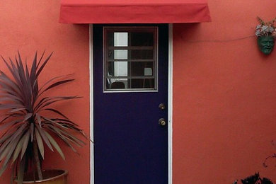 オレンジカウンティにあるトラディショナルスタイルのおしゃれな家の外観の写真