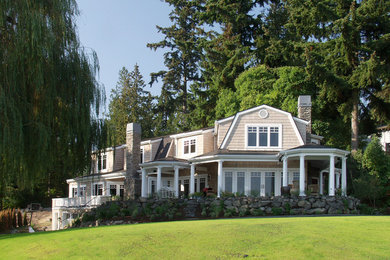 シアトルにあるトラディショナルスタイルのおしゃれな大きな家の写真