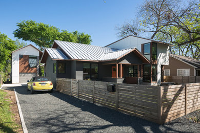 Cette photo montre une grande façade de maison grise chic en panneau de béton fibré à un étage avec un toit à deux pans.