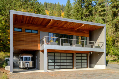 Foto de fachada de casa marrón contemporánea grande de dos plantas con revestimientos combinados y tejado plano