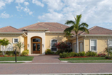 Elegant exterior home photo in Miami