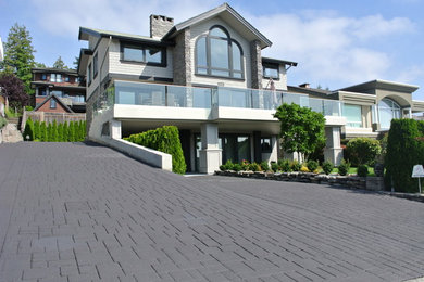 Trendy house exterior photo in Vancouver