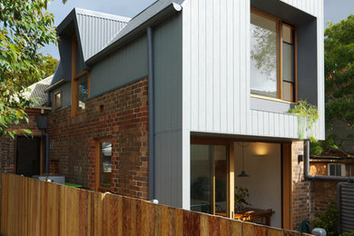 Пример оригинального дизайна: маленький, двухэтажный, деревянный, серый частный загородный дом в стиле модернизм с вальмовой крышей и металлической крышей для на участке и в саду