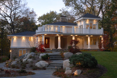 Mittelgroßes, Zweistöckiges Klassisches Einfamilienhaus mit Mix-Fassade, weißer Fassadenfarbe, Satteldach und Schindeldach in Grand Rapids
