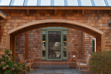 Diseño de fachada contemporánea con revestimiento de madera