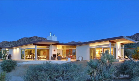 Houzz Tour: Double Butterfly Roofline Takes Flight in the Desert