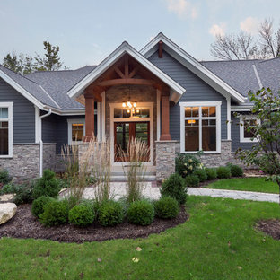 Idee per la facciata di una casa unifamiliare grande blu american style a un piano con rivestimento in cemento, tetto a capanna e copertura a scandole