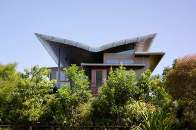 Cette image montre une façade de maison marine.