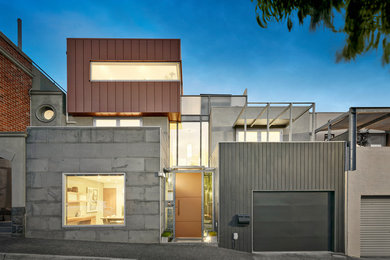 Inspiration för ett stort funkis grått hus, med tre eller fler plan, blandad fasad och platt tak
