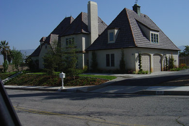 ロサンゼルスにあるトラディショナルスタイルのおしゃれな家の外観 (漆喰サイディング) の写真