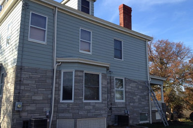 Mittelgroßes, Zweistöckiges Klassisches Haus mit Metallfassade, grauer Fassadenfarbe und Satteldach in Cincinnati