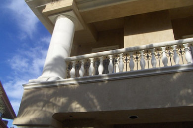 ラスベガスにある地中海スタイルのおしゃれな家の外観の写真