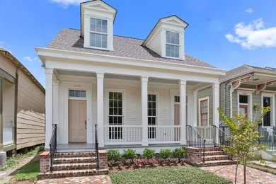 Mittelgroßes, Einstöckiges Klassisches Haus mit weißer Fassadenfarbe, Satteldach und Schindeldach in New Orleans