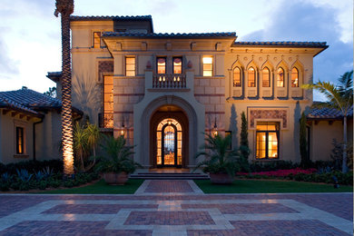 サンフランシスコにある地中海スタイルのおしゃれな大きな家の写真