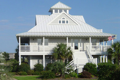 Пример оригинального дизайна: серый, деревянный, большой, двухэтажный дом в морском стиле