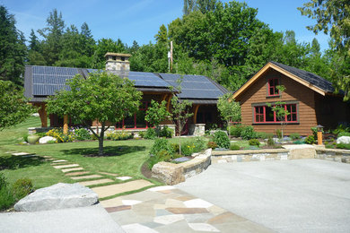 Imagen de fachada marrón rural de tamaño medio de una planta con revestimiento de madera, tejado a dos aguas y tejado de metal