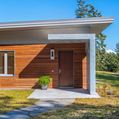 Inspiration for a mid-sized contemporary brown one-story wood exterior home remodel in Seattle with a green roof