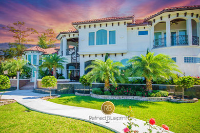 ヒューストンにある地中海スタイルのおしゃれな家の外観の写真