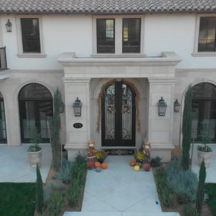 Geräumiges, Zweistöckiges, Weißes, Rotes Mediterranes Einfamilienhaus mit Putzfassade, Walmdach und Ziegeldach in Sacramento