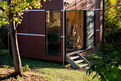 Свежая идея для дизайна: маленький, одноэтажный, деревянный дом в современном стиле с плоской крышей для на участке и в саду - отличное фото интерьера