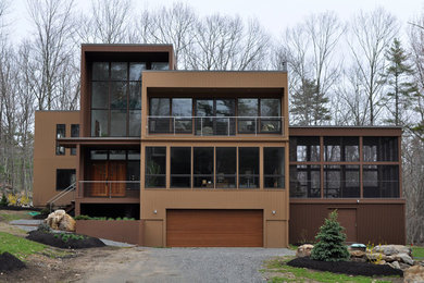 Foto de fachada marrón contemporánea grande de tres plantas con revestimiento de madera y tejado plano