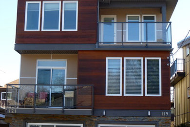 Foto de fachada de casa multicolor minimalista de tamaño medio de tres plantas con revestimientos combinados y tejado plano