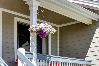 Diseño de fachada de casa multicolor de estilo americano grande de dos plantas con revestimiento de aglomerado de cemento