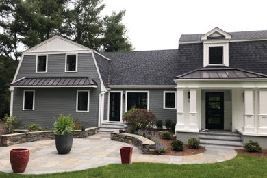 Réalisation d'une grande façade de maison grise craftsman à un étage avec un revêtement mixte, un toit à deux pans et un toit en shingle.