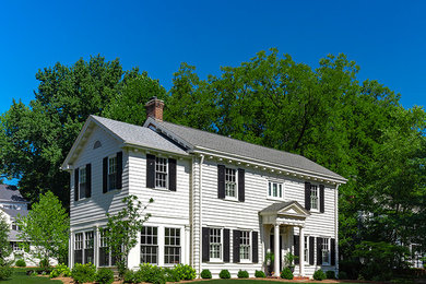 Diseño de fachada de casa blanca clásica grande de dos plantas con revestimiento de madera, tejado a dos aguas y tejado de teja de madera