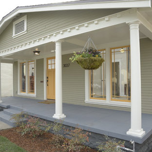 Mittelgroßes, Einstöckiges, Grünes Uriges Haus mit Holzfassade in Los Angeles