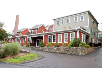 Idee per la facciata di una casa grande rossa industriale a due piani con rivestimenti misti