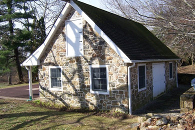 Ejemplo de fachada gris de estilo americano pequeña de dos plantas con revestimiento de piedra y tejado a dos aguas