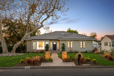 ロサンゼルスにあるトランジショナルスタイルのおしゃれな家の外観の写真