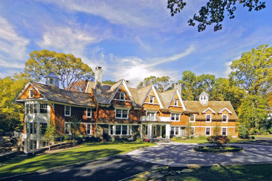 Geräumige, Dreistöckige Klassische Holzfassade Haus mit brauner Fassadenfarbe und Halbwalmdach in New York