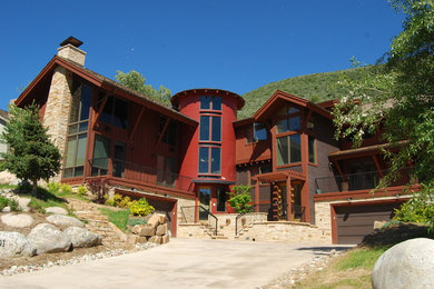 Modelo de fachada de casa bifamiliar roja contemporánea de dos plantas