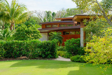 Идея дизайна: большой, двухэтажный, коричневый частный загородный дом в современном стиле с облицовкой из бетона, вальмовой крышей и крышей из гибкой черепицы