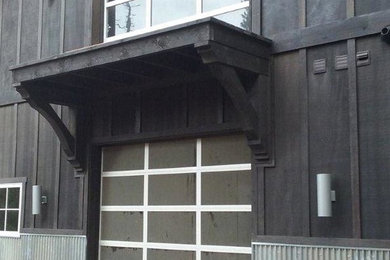 シアトルにあるトランジショナルスタイルのおしゃれな家の外観の写真
