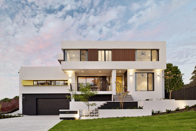 Стильный дизайн: трехэтажный, белый частный загородный дом в современном стиле с плоской крышей - последний тренд